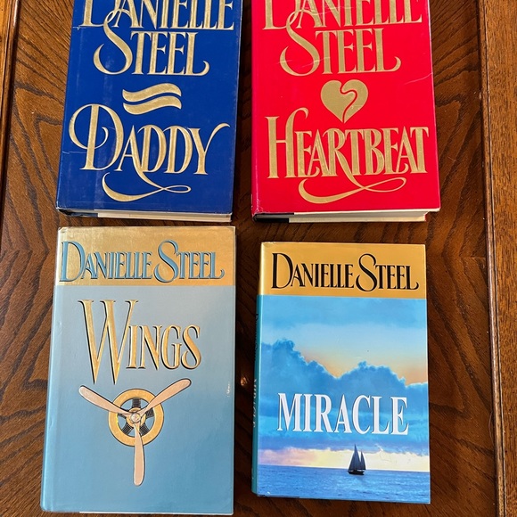 Danielle Steel hardcover books | set of 4 - Picture 2 of 15